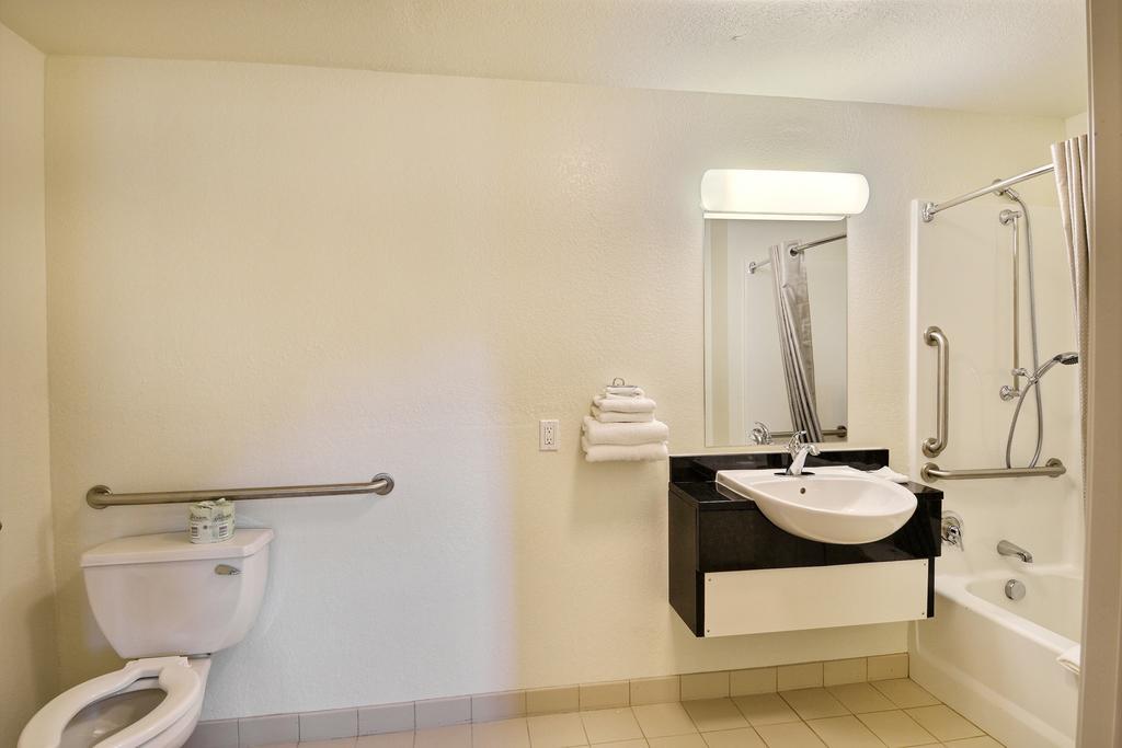Travelodge By Wyndham Brattleboro Vt Δωμάτιο φωτογραφία