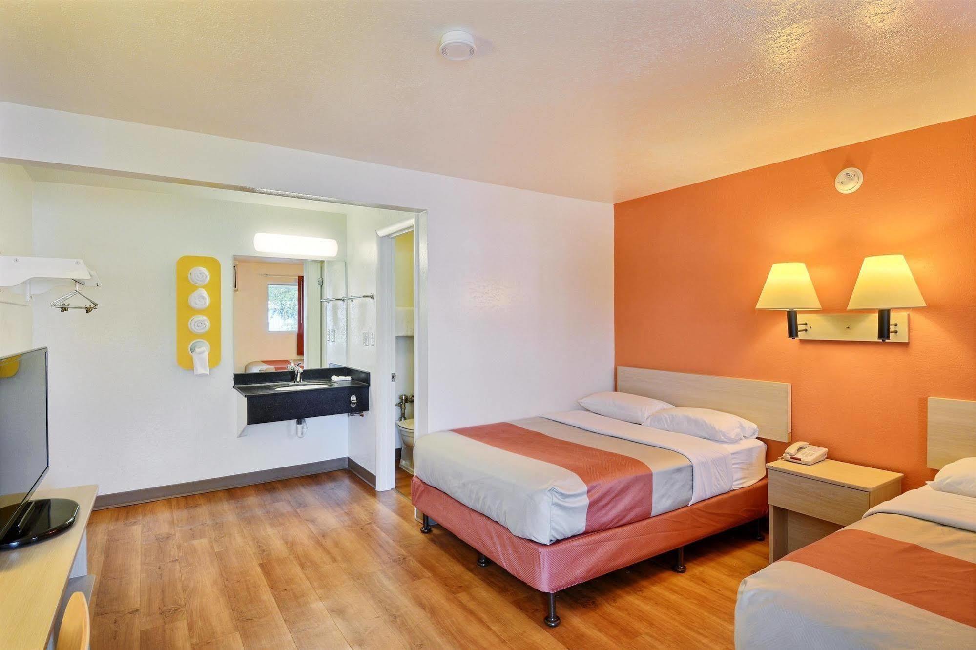 Travelodge By Wyndham Brattleboro Vt Εξωτερικό φωτογραφία